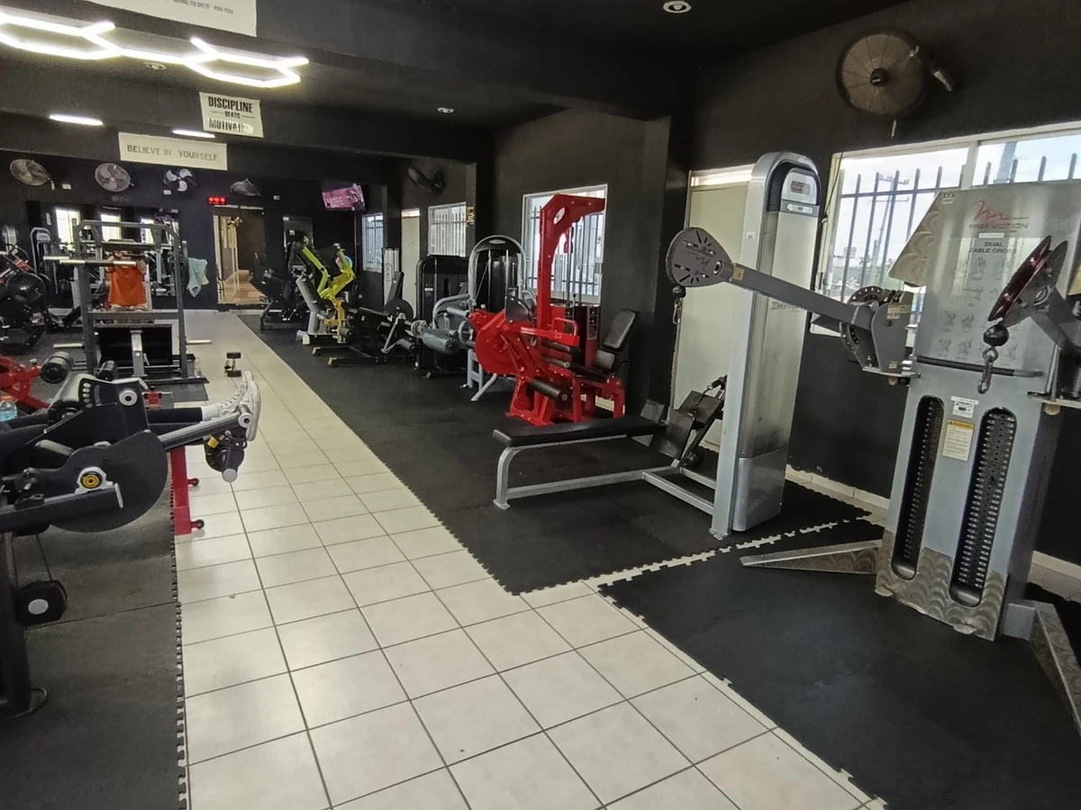 Zona de máquinas en Spartan Fitness