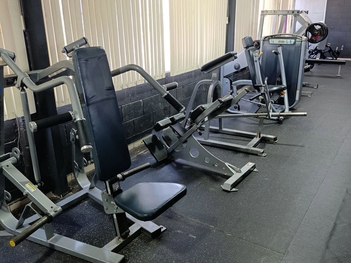 Zona de máquinas de fuerza de Spartan Fitness