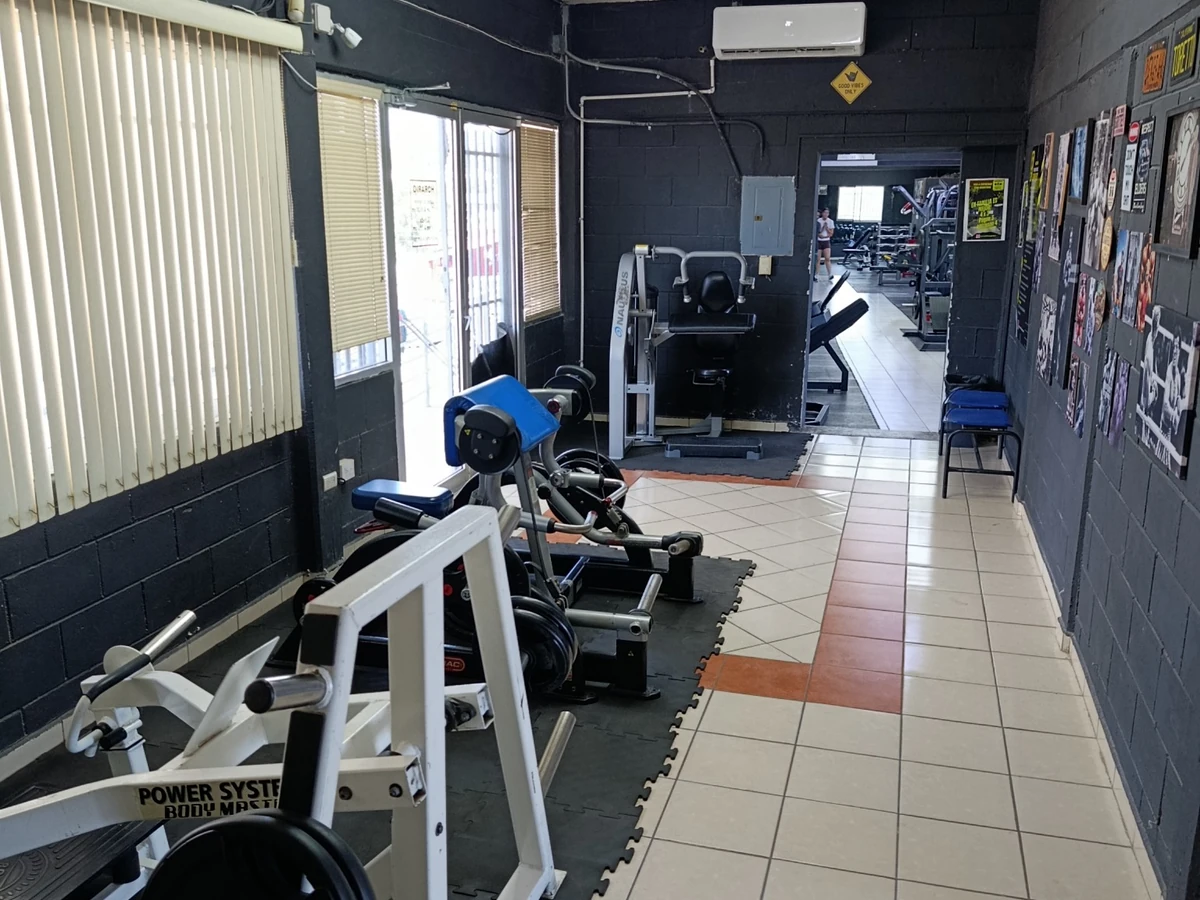 Recorrido entre áreas interiores de Spartan Fitness