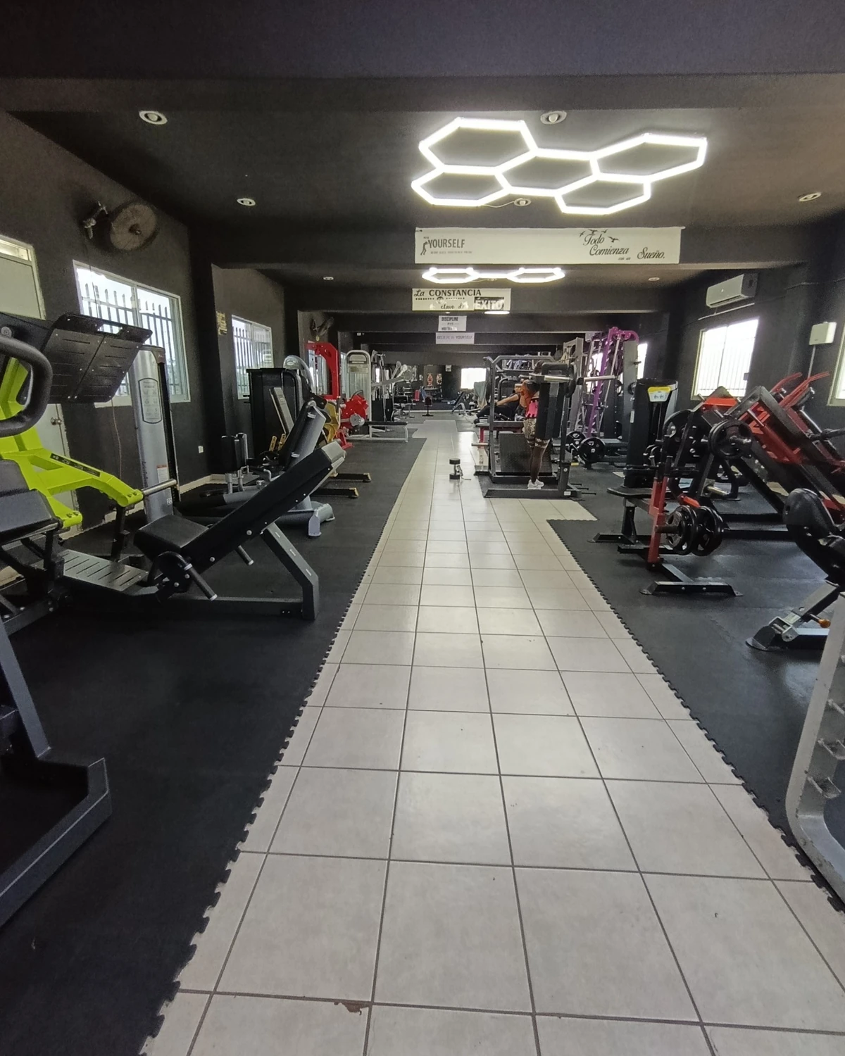 Área principal de entrenamiento en Spartan Fitness